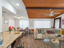 Deerfield Coastal House - Cozy Stay - Image 4