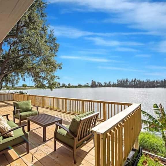 Lake house unit 1 By Dream Vacation - Image 1