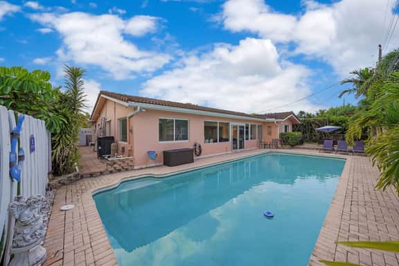 Sun-Filled House with pool By Dream Vacation - Image 2