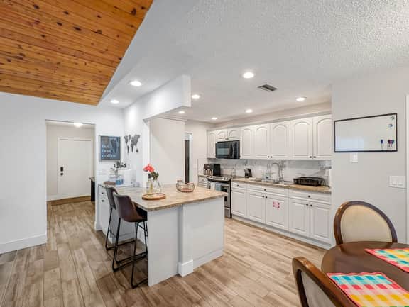 Deerfield Coastal House - Cozy Stay - Image 3