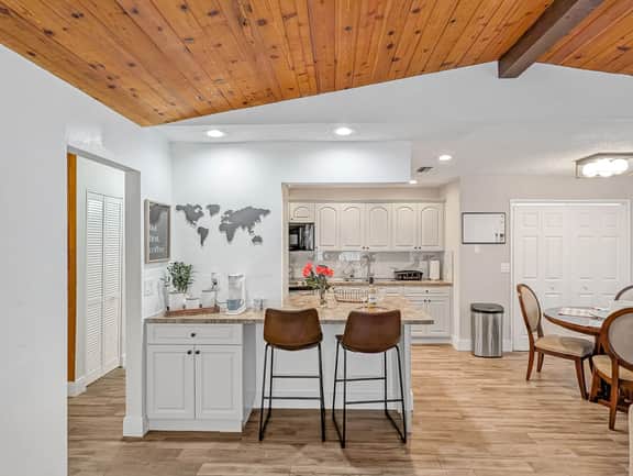 Deerfield Coastal House - Cozy Stay - Image 5