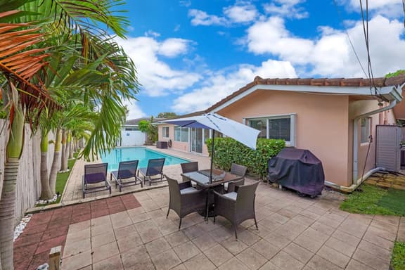 Sun-Filled House with pool By Dream Vacation - Image 1